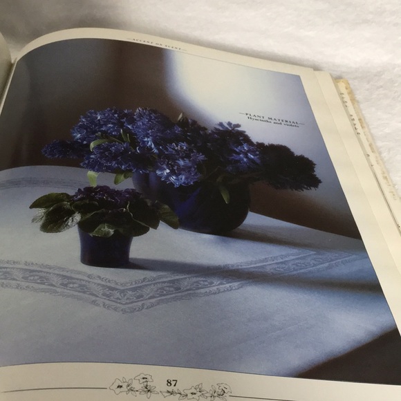 Fresh Flowers A complete guide to selecting & arranging coffee table book - Picture 6 of 16